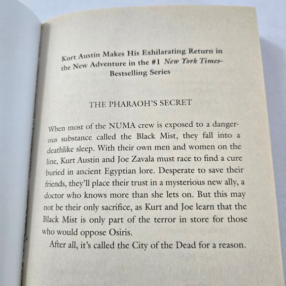 Clive Cussler Paperback Books - The Tombs and The Pharaoh's Secret - Picture 5 of 8